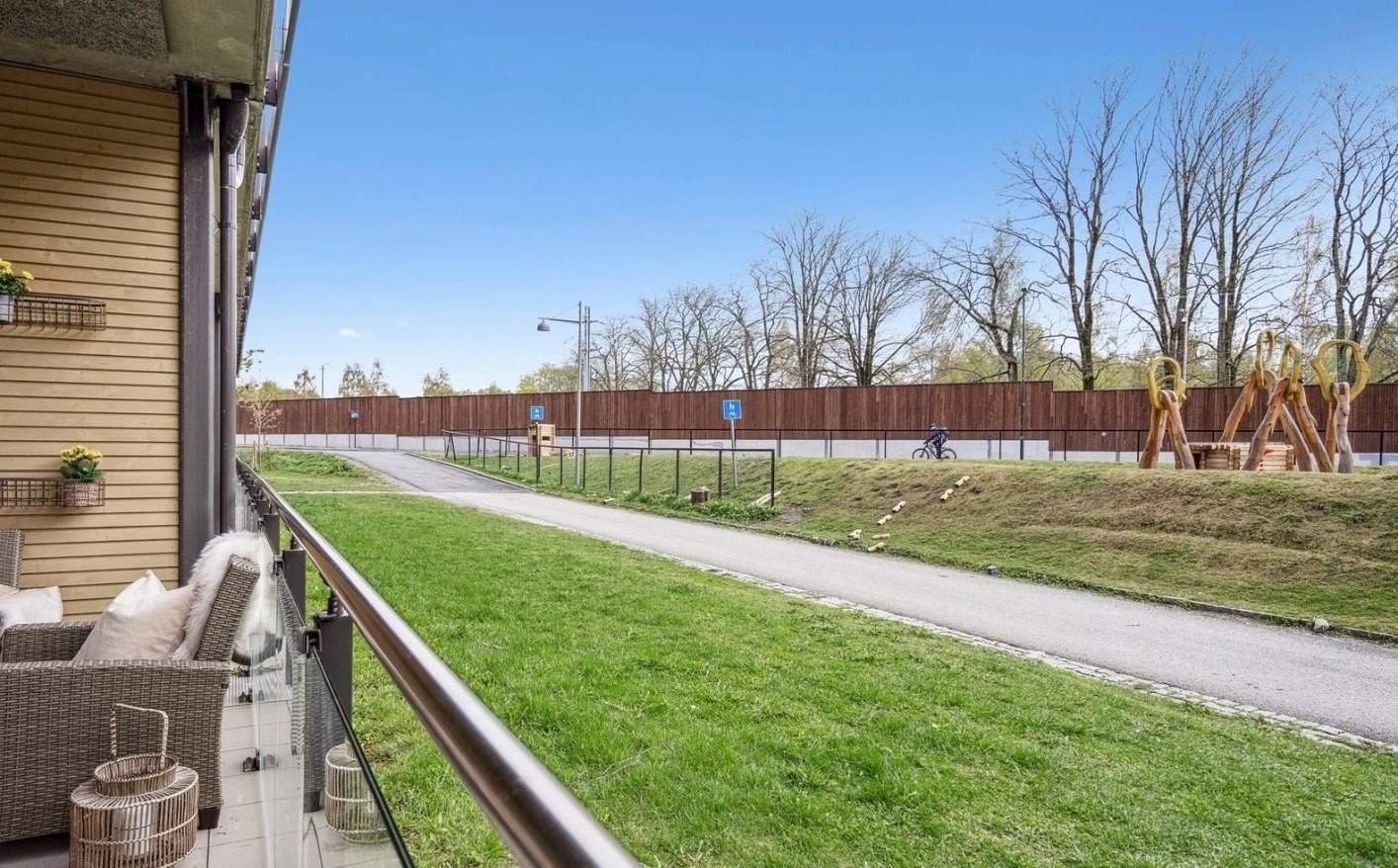 Terrassen. Tilbaketrukket og uten gjenboere.